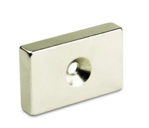 Magnes neodymowy prostokątny 20x10x3mm z otworem 7/4